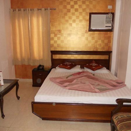 Amax Inn New Delhi Bagian luar foto