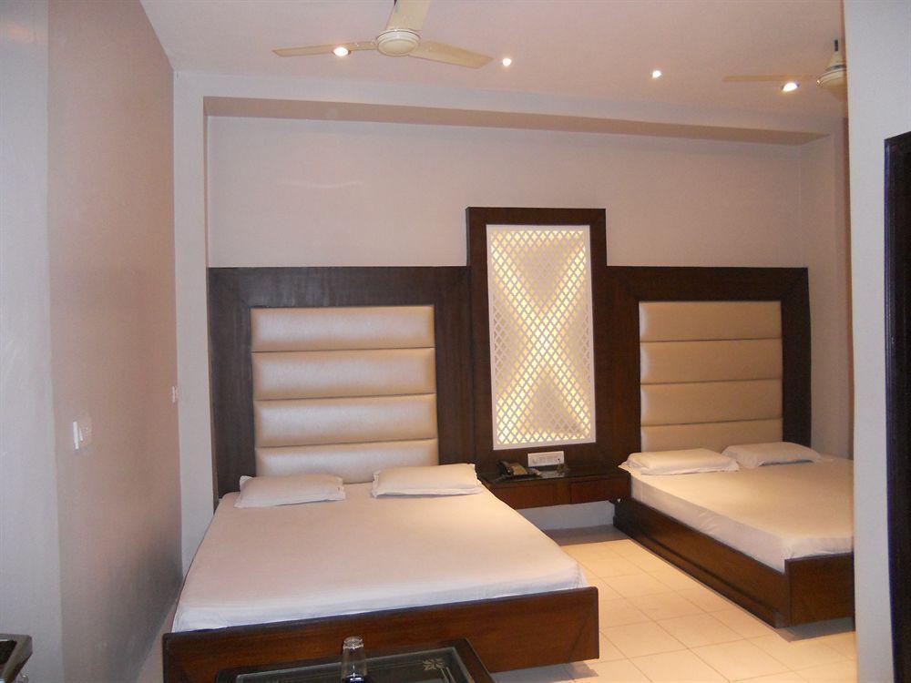Amax Inn New Delhi Bagian luar foto