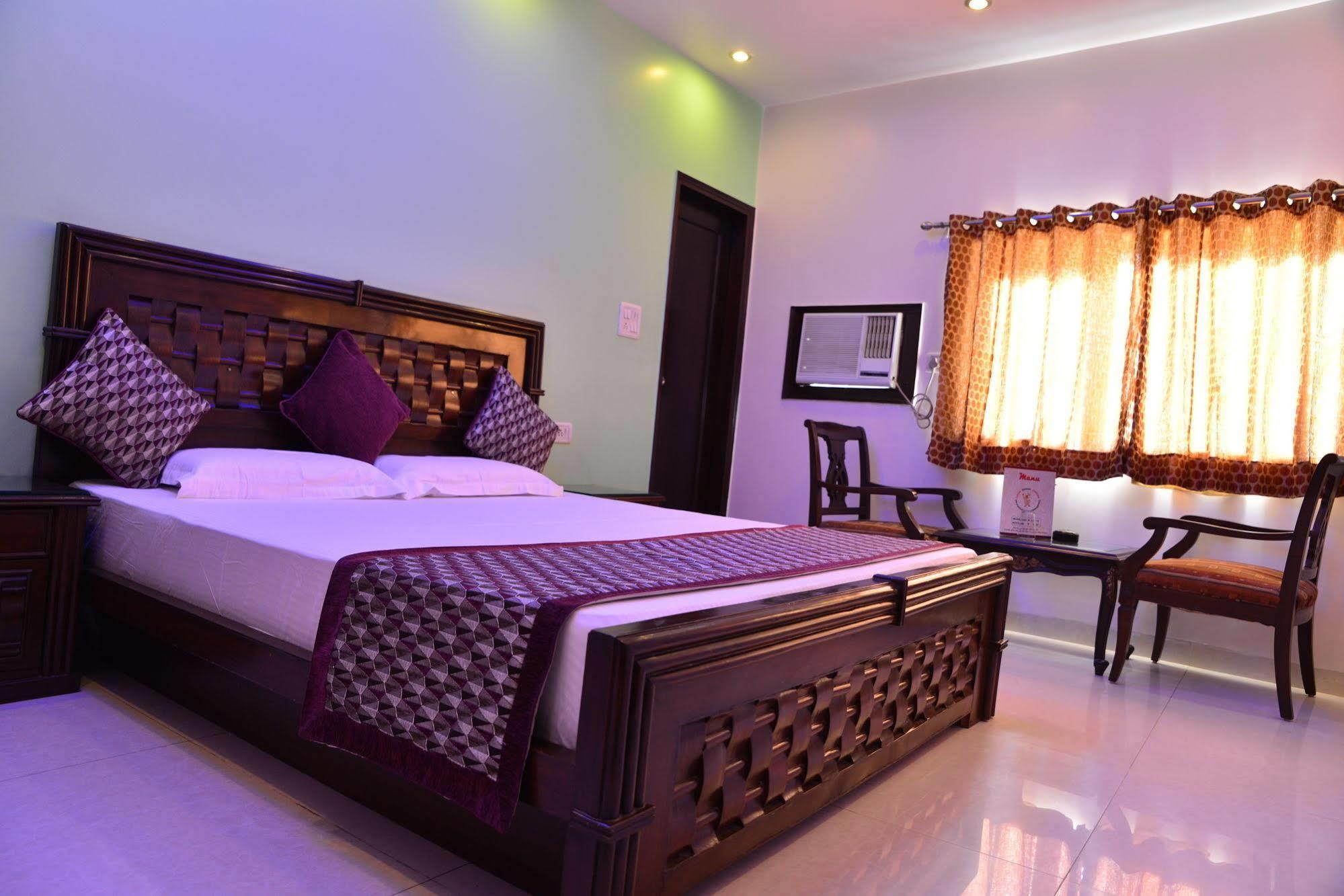 Amax Inn New Delhi Bagian luar foto