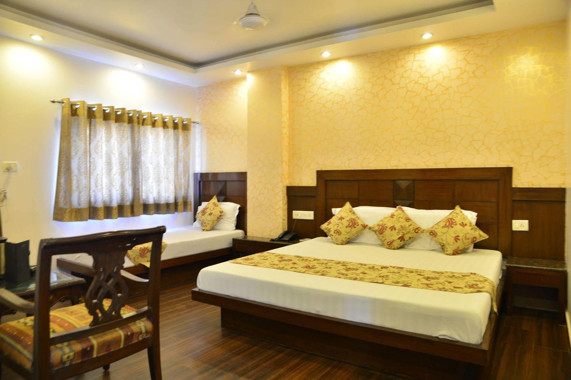 Amax Inn New Delhi Bagian luar foto