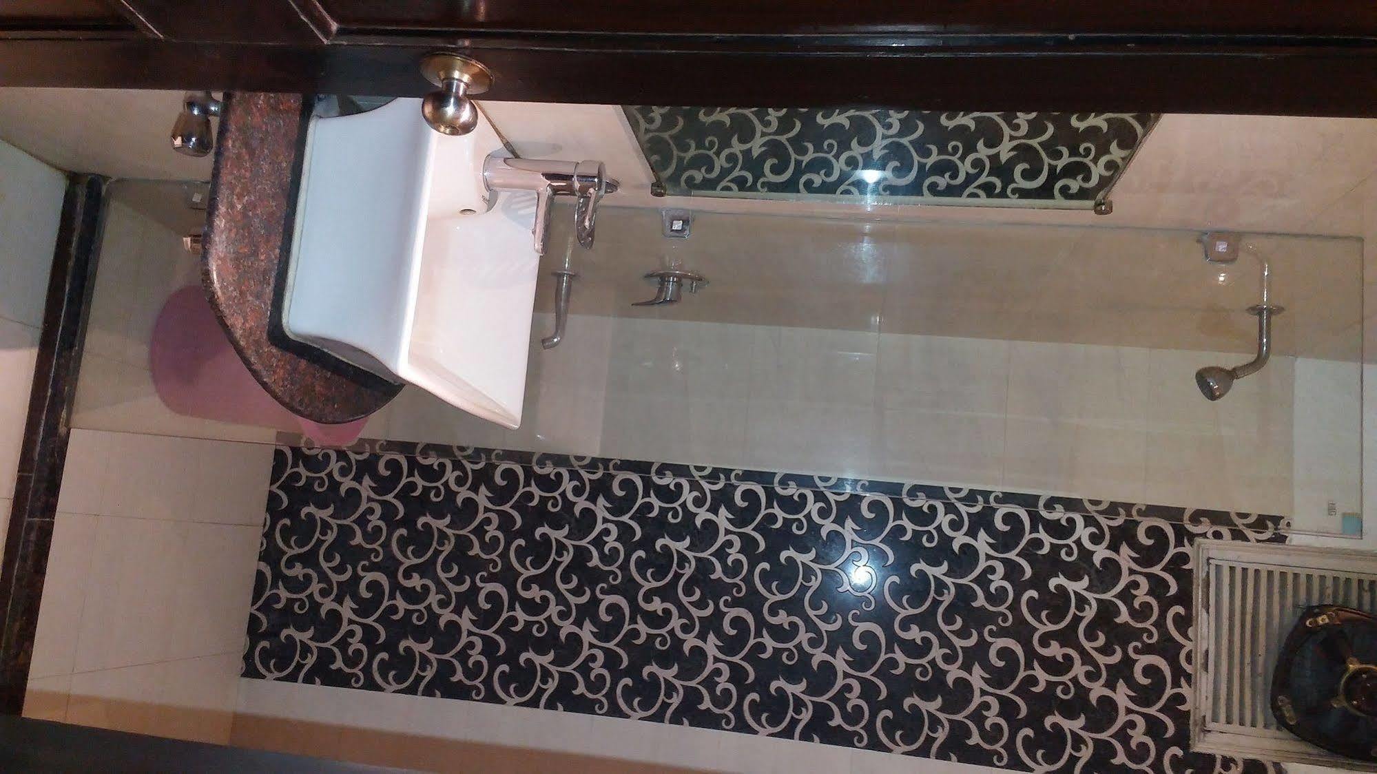 Amax Inn New Delhi Bagian luar foto