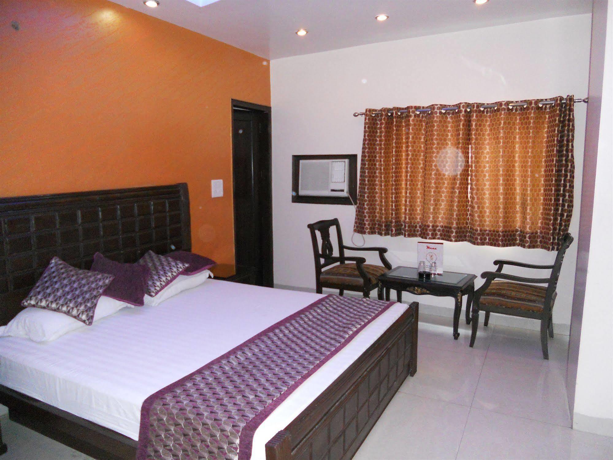 Amax Inn New Delhi Bagian luar foto