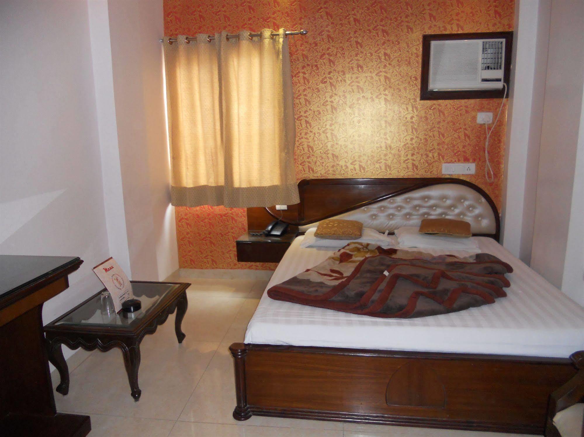 Amax Inn New Delhi Bagian luar foto