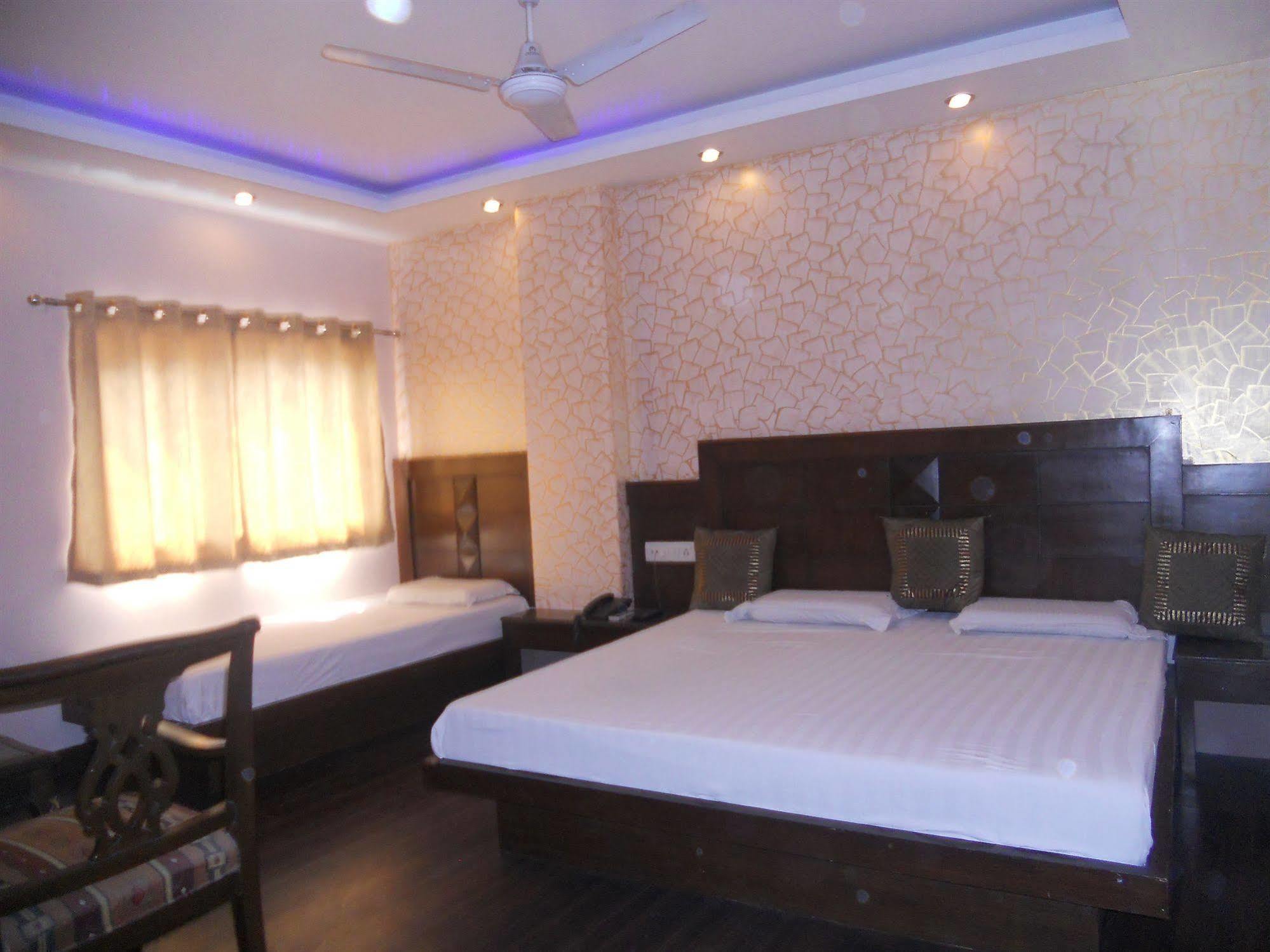 Amax Inn New Delhi Bagian luar foto
