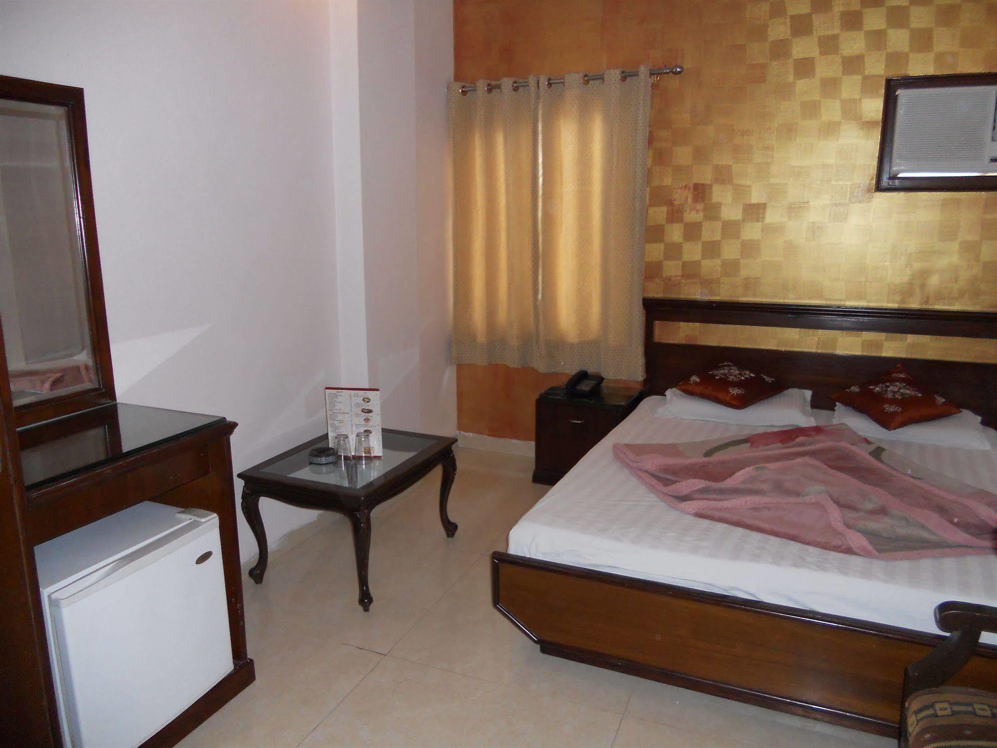 Amax Inn New Delhi Bagian luar foto