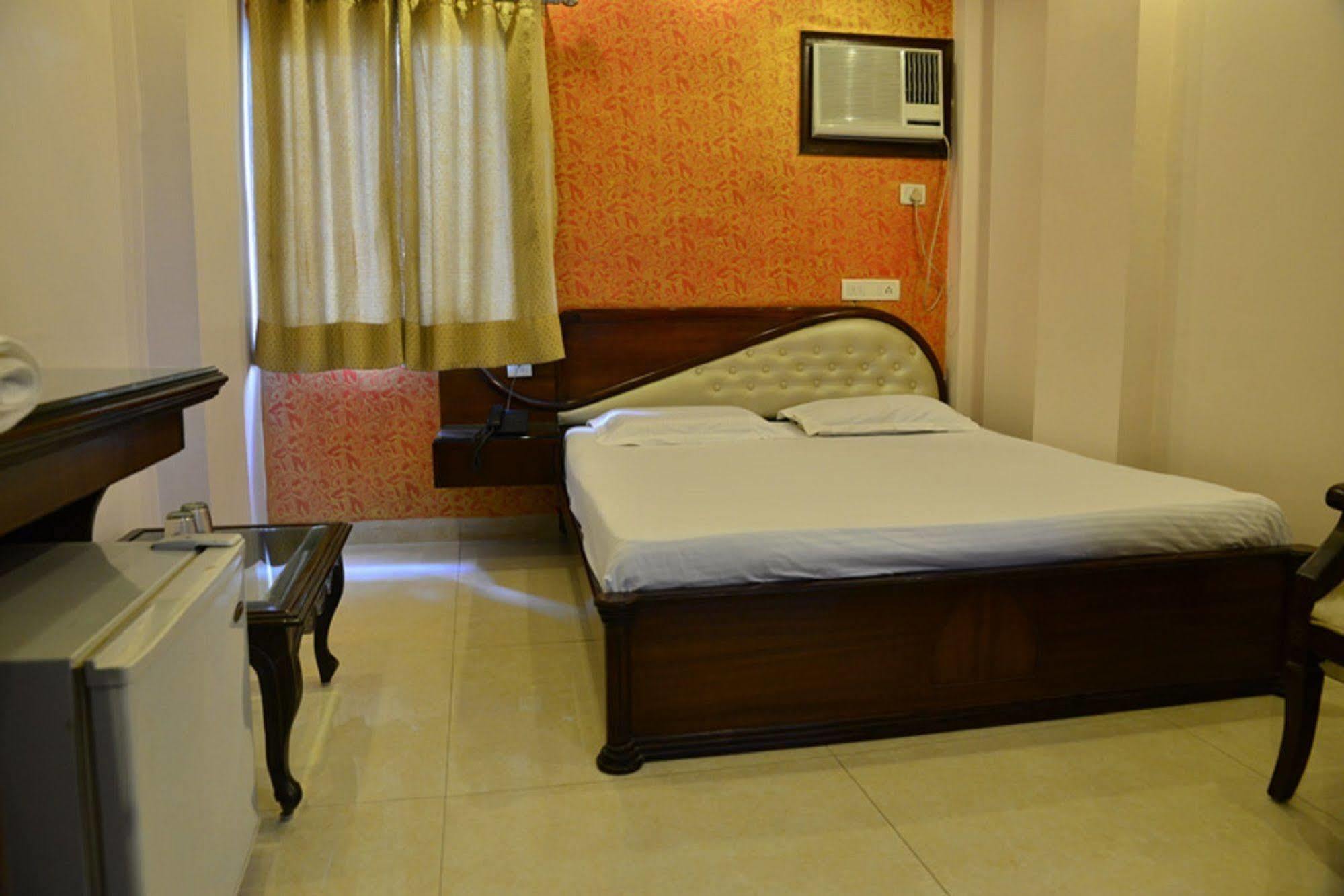 Amax Inn New Delhi Bagian luar foto