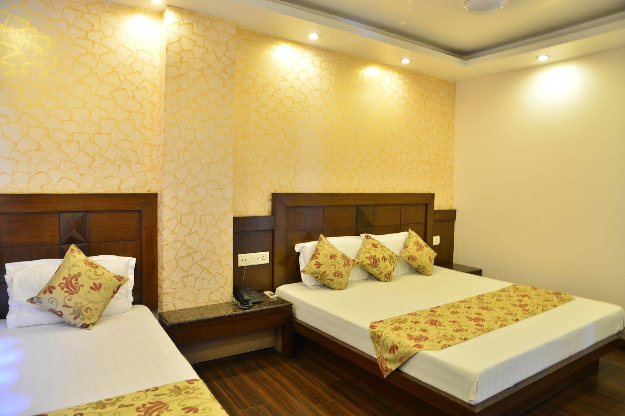 Amax Inn New Delhi Bagian luar foto