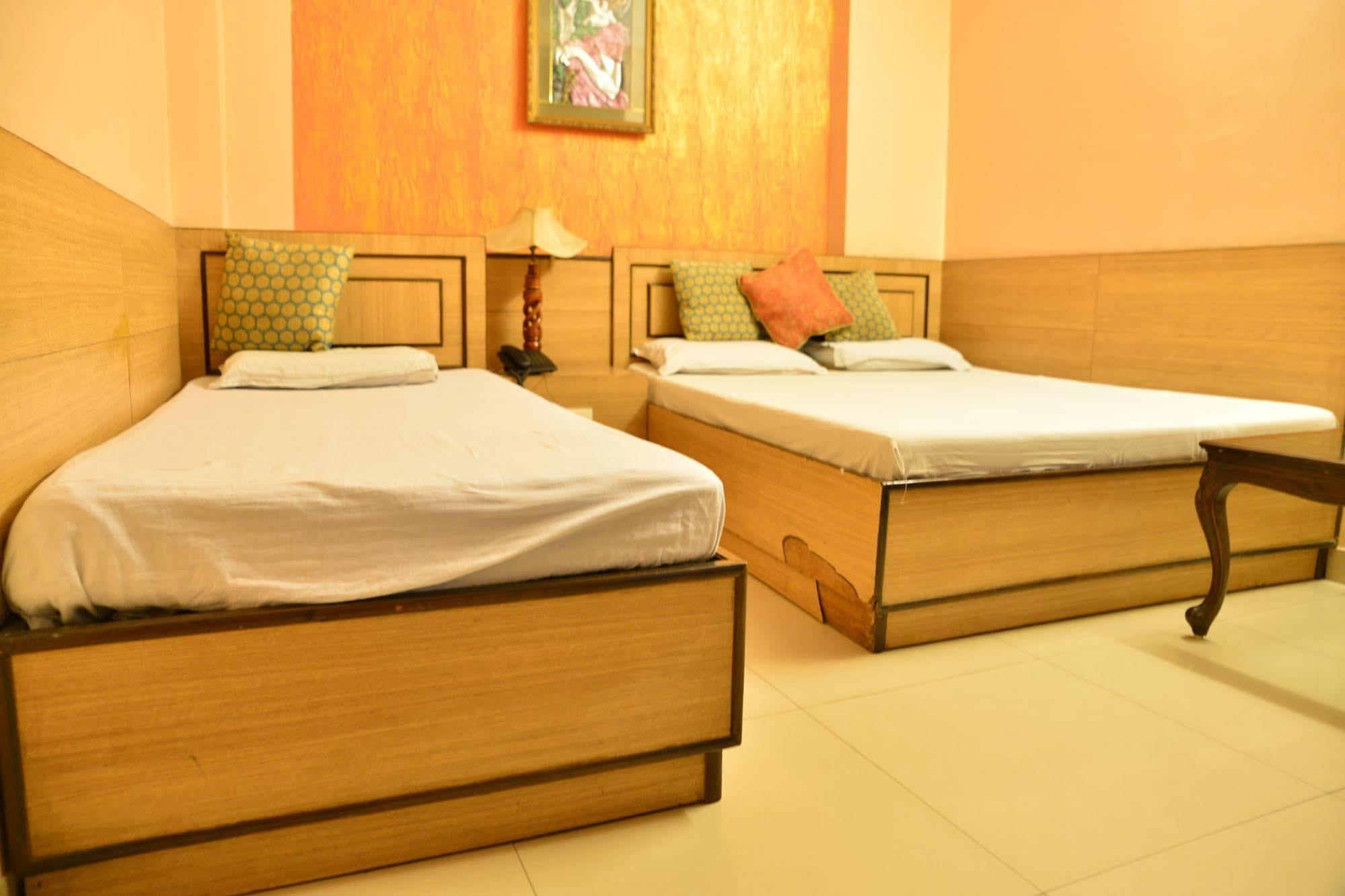 Amax Inn New Delhi Bagian luar foto