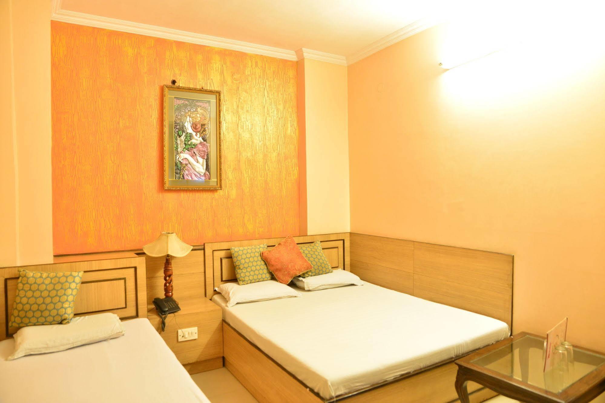 Amax Inn New Delhi Bagian luar foto