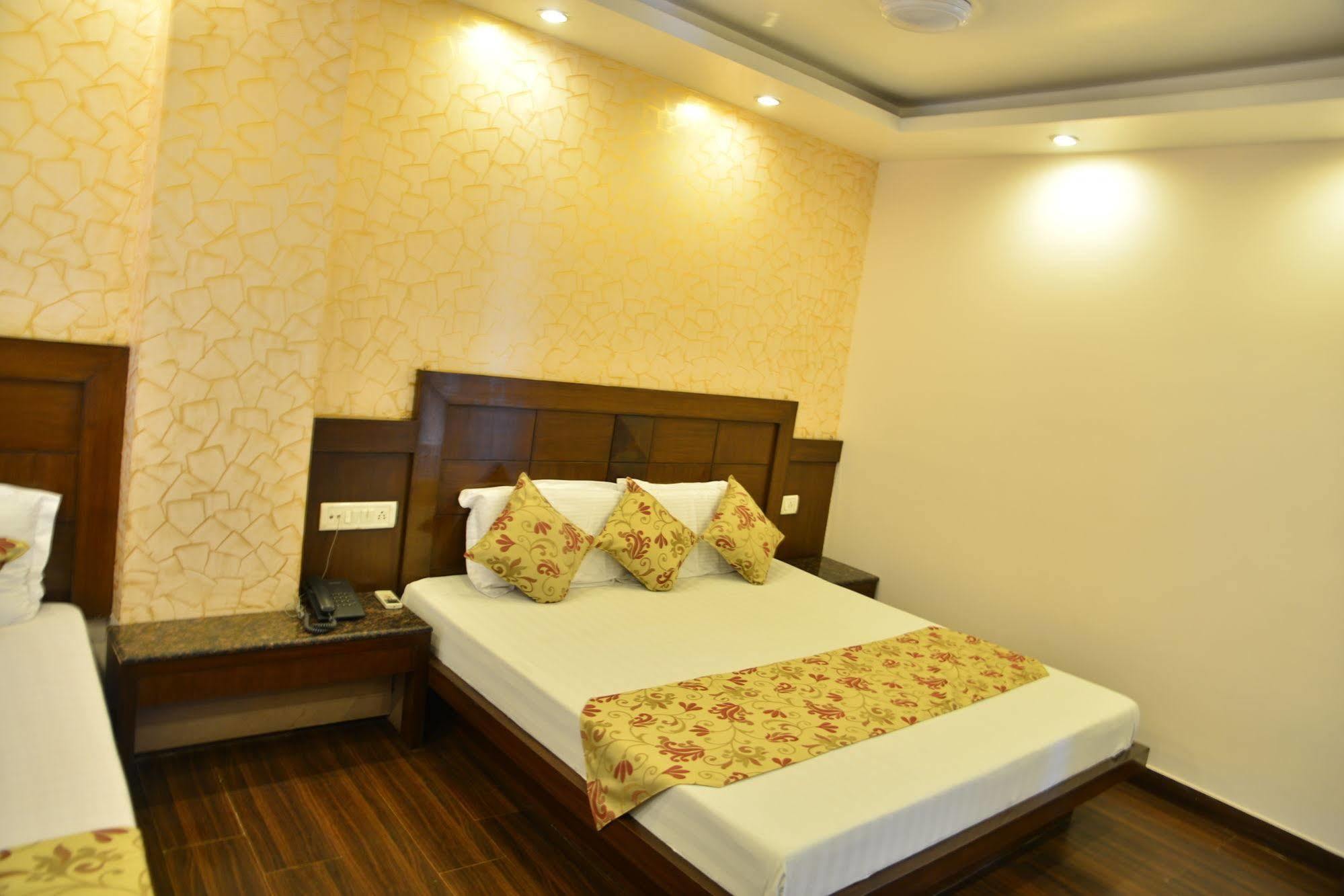 Amax Inn New Delhi Bagian luar foto