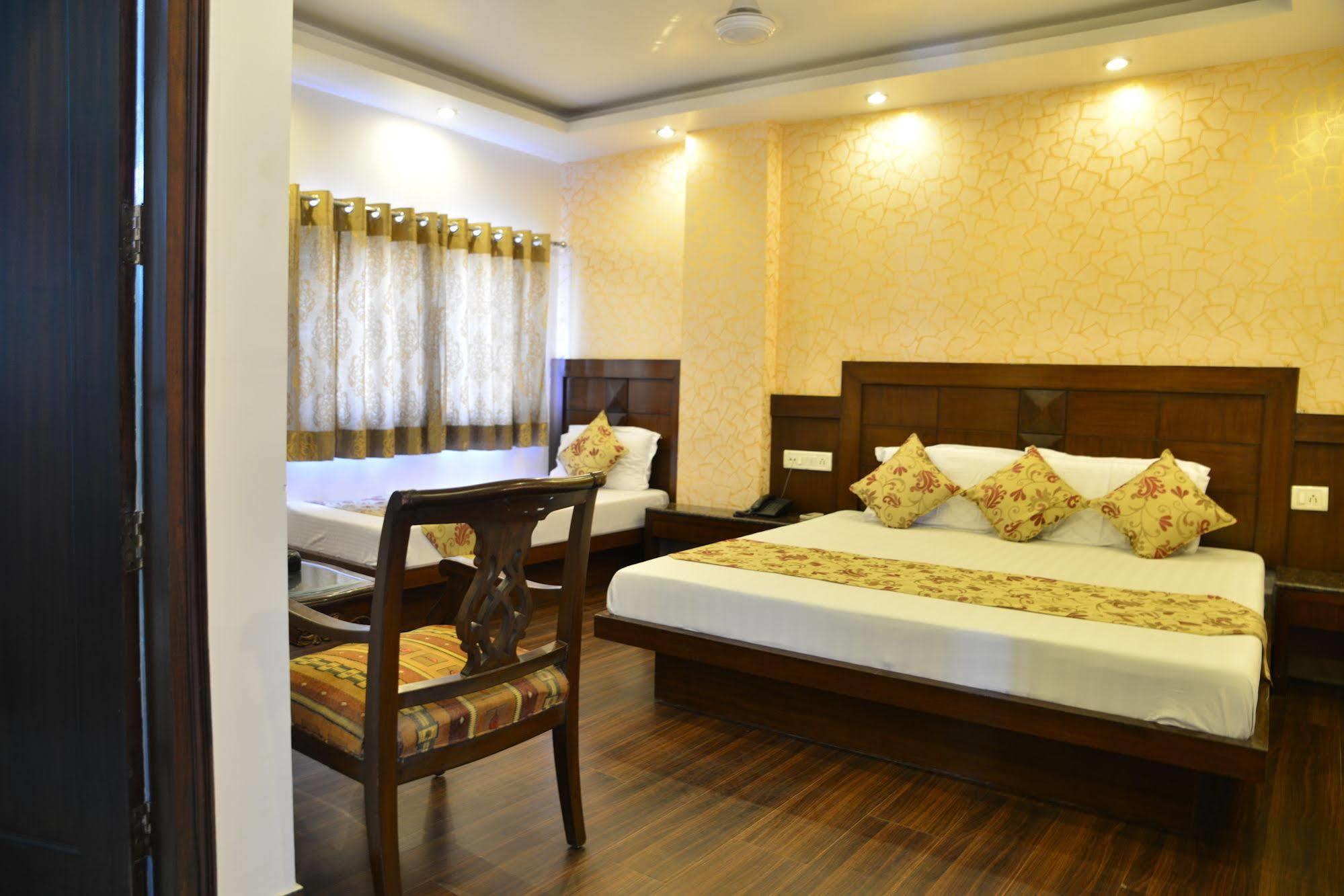 Amax Inn New Delhi Bagian luar foto